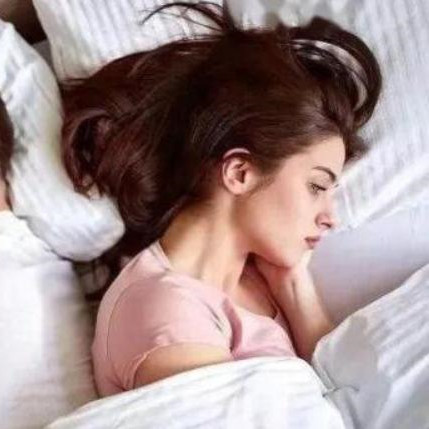 经常背对你睡的男人是什么心理，男人睡觉背对着老婆是什么原因