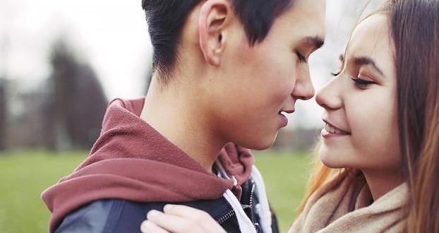 男女亲吻会产生什么化学成分，亲吻会引起气息变化吗