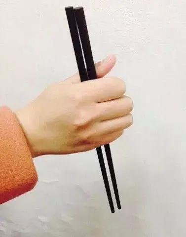 拿筷子的姿势判断人品，拿筷子的姿势判断性格
