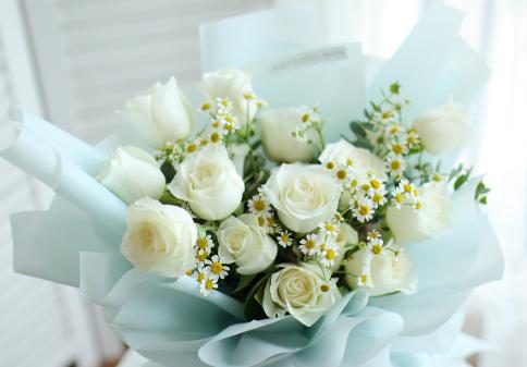 白玫瑰送什么人合适，白玫瑰送人一般送几朵