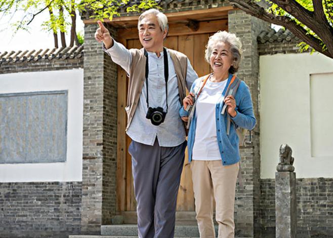 老年夫妻拥抱动作有哪些，中老年妇女如何摆姿势拍照好看