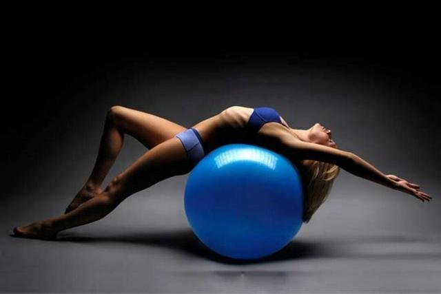 瑜伽球有“新玩法”，每天5分钟瘦到你尖叫