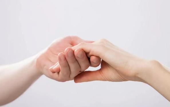 男人握女人手的含义，男人握女人手代表什么意思