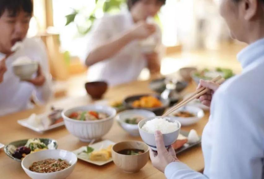 老年人三种饭不能去吃，人到中年这三种饭不能去吃