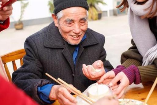 和哪两类人交往晚年更幸福，和哪些人交往可以滋养老年生活
